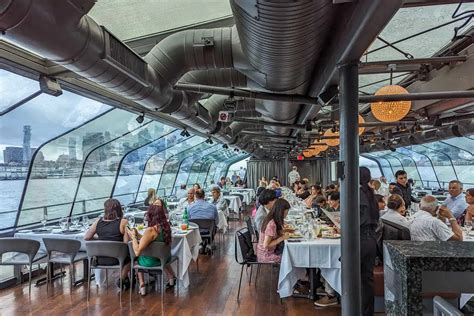Bateaux New York Premier Dinner Cruise .